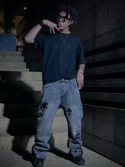 Jeans anchos de mezclilla gris con un efecto desgastado.