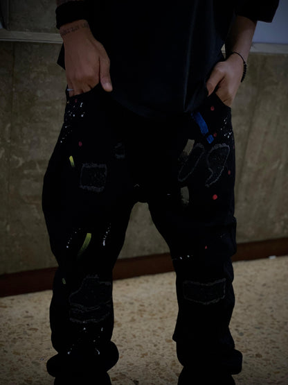 pantalón negro de corte suelto o estilo jogger
