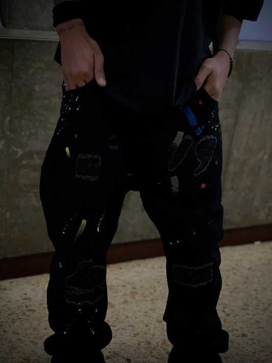 pantalón negro de corte suelto o estilo jogger
