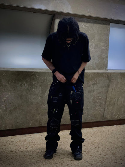 pantalón negro de corte suelto o estilo jogger