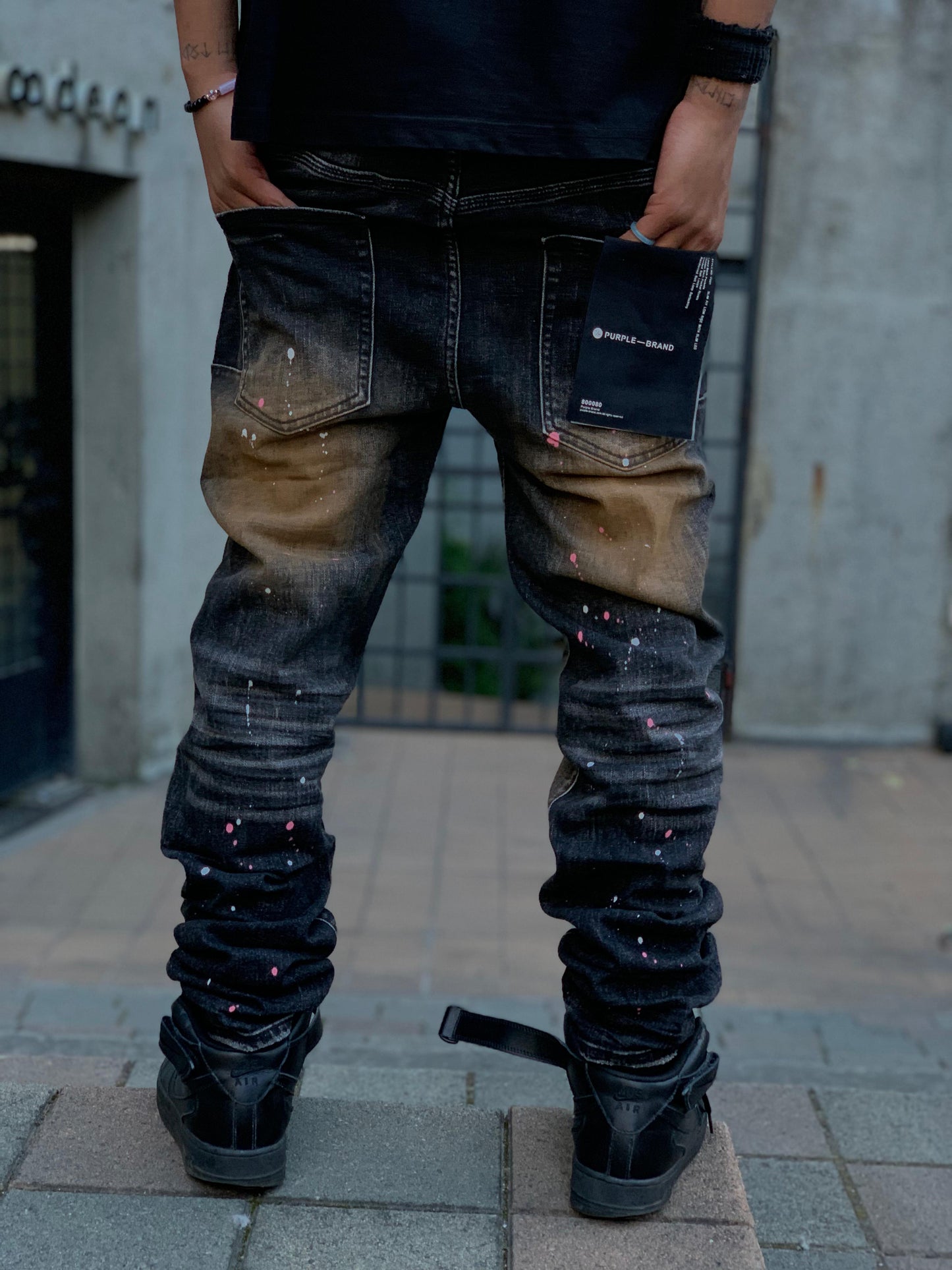 jeans son de la marca Purple Brand.