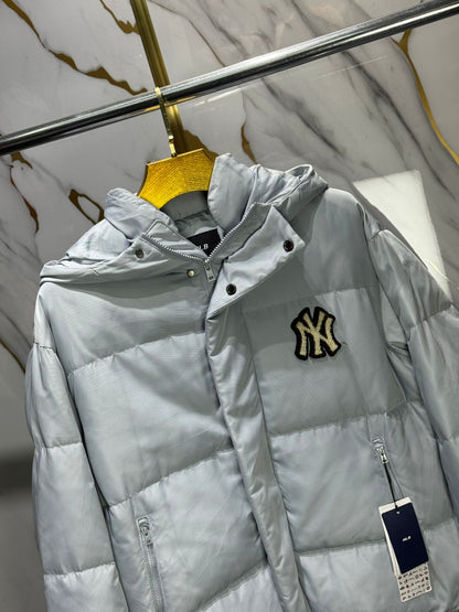Chaqueta acolchada beige con capucha,
