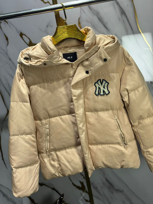 Chaqueta acolchada beige con capucha,