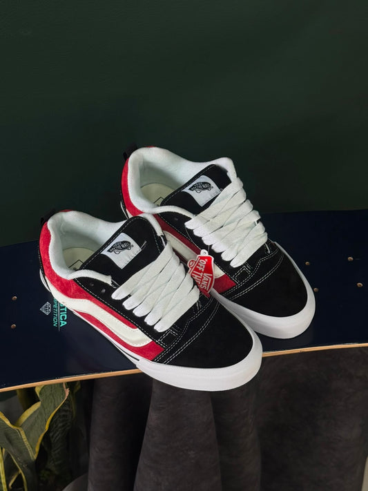 Vans modelo Knu Skool en color negro y rojo